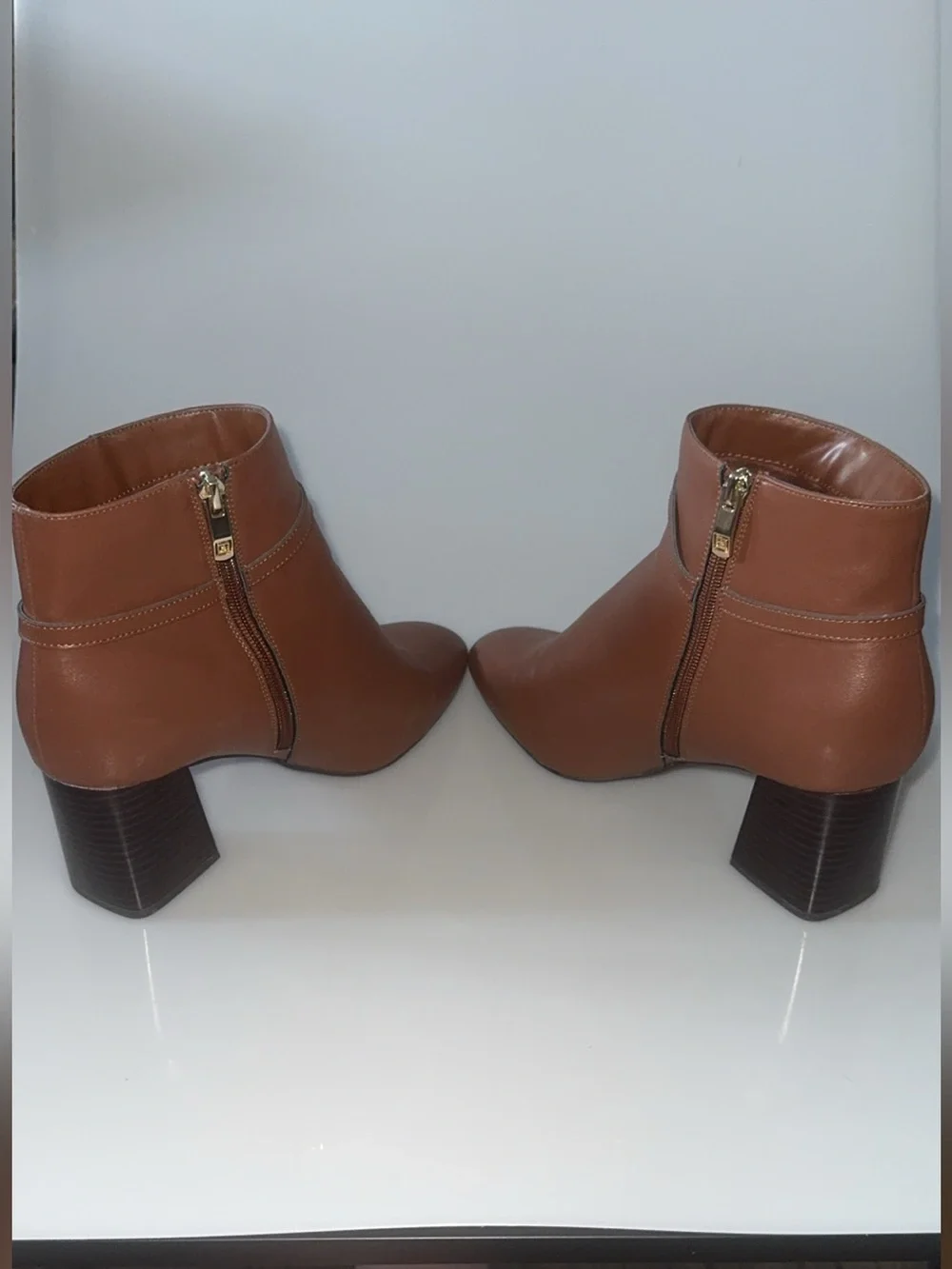 Liz Claiborne Women's Tan Leather Ankle Boots with Gold Detail - Picture 4 of 8